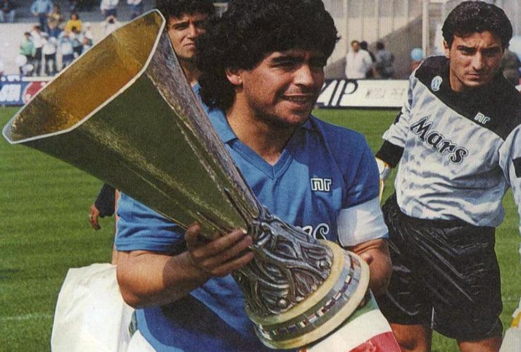 Maradona con la Coppa Uefa - Wikipedia 