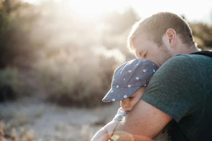 Papà e figlio insieme - foto pexels - LeBisbetiche.com