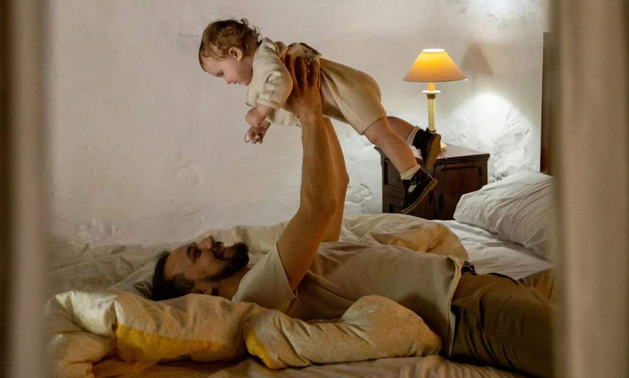 Papà gioca col figlio - foto pexels - LeBisbetiche.com