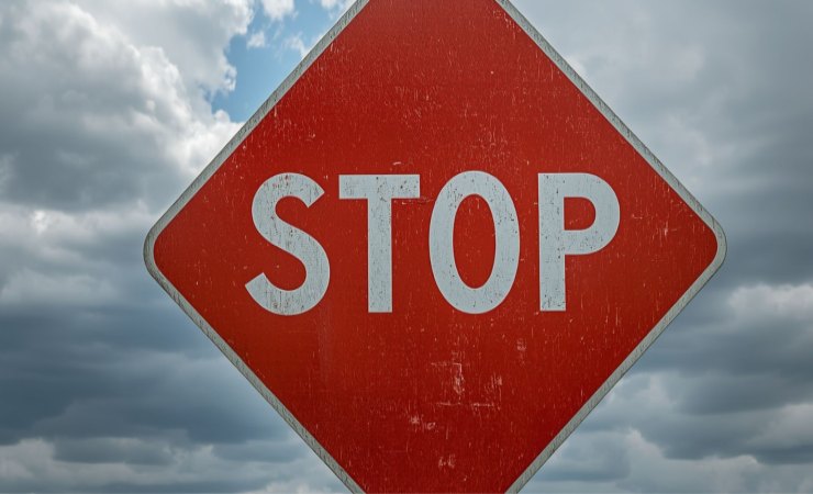 Stop - LeBisbetiche.com (Credits- IA Canva)