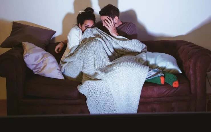 Visione di un documentario true crime - lebisbetiche.com