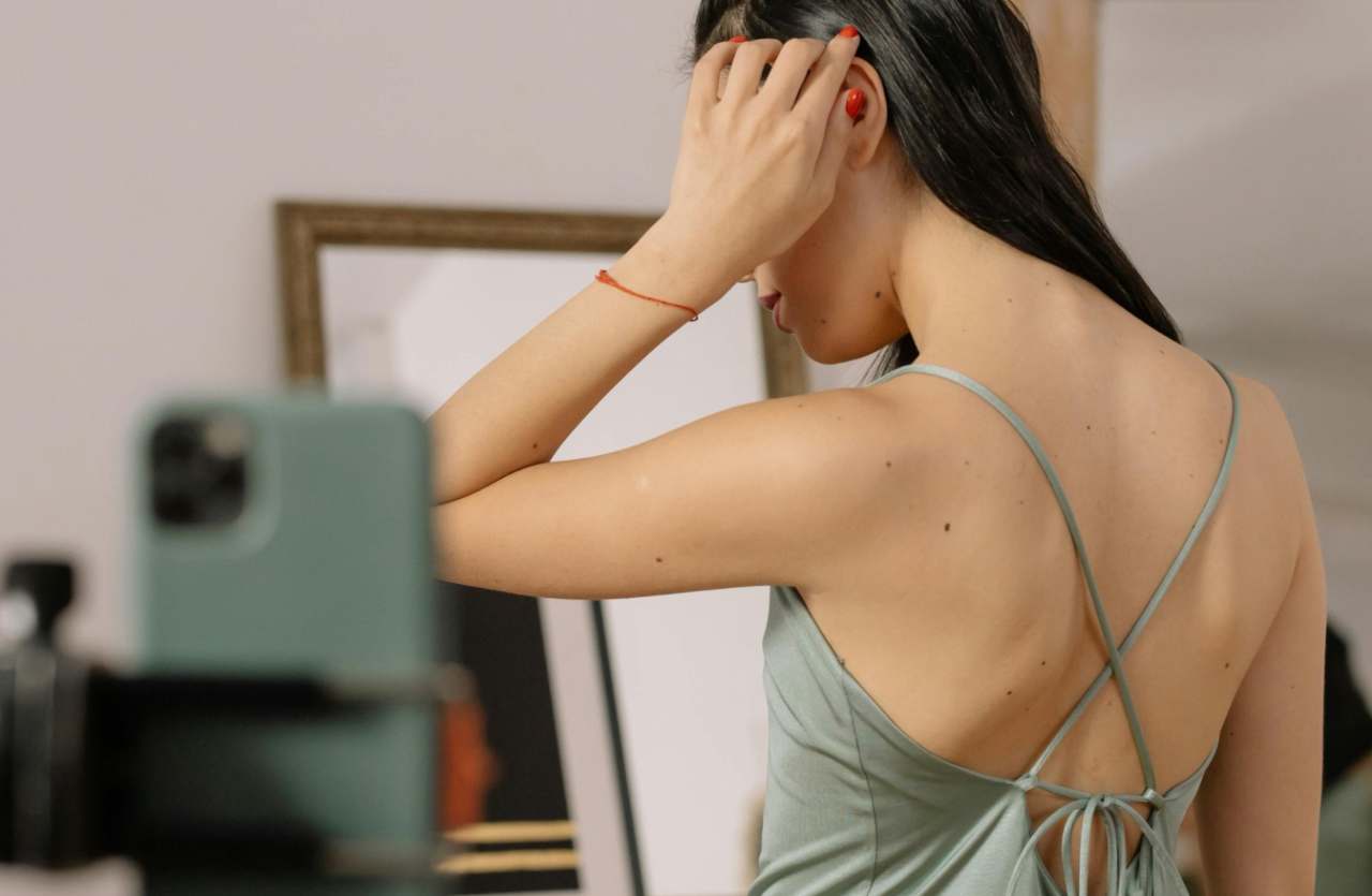 ragazza di spalle che si fa selfie per articolo michelle comi le iene