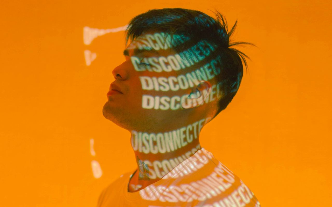 profilo ragazzo su sfondo arancio concetto disconnessione dai social