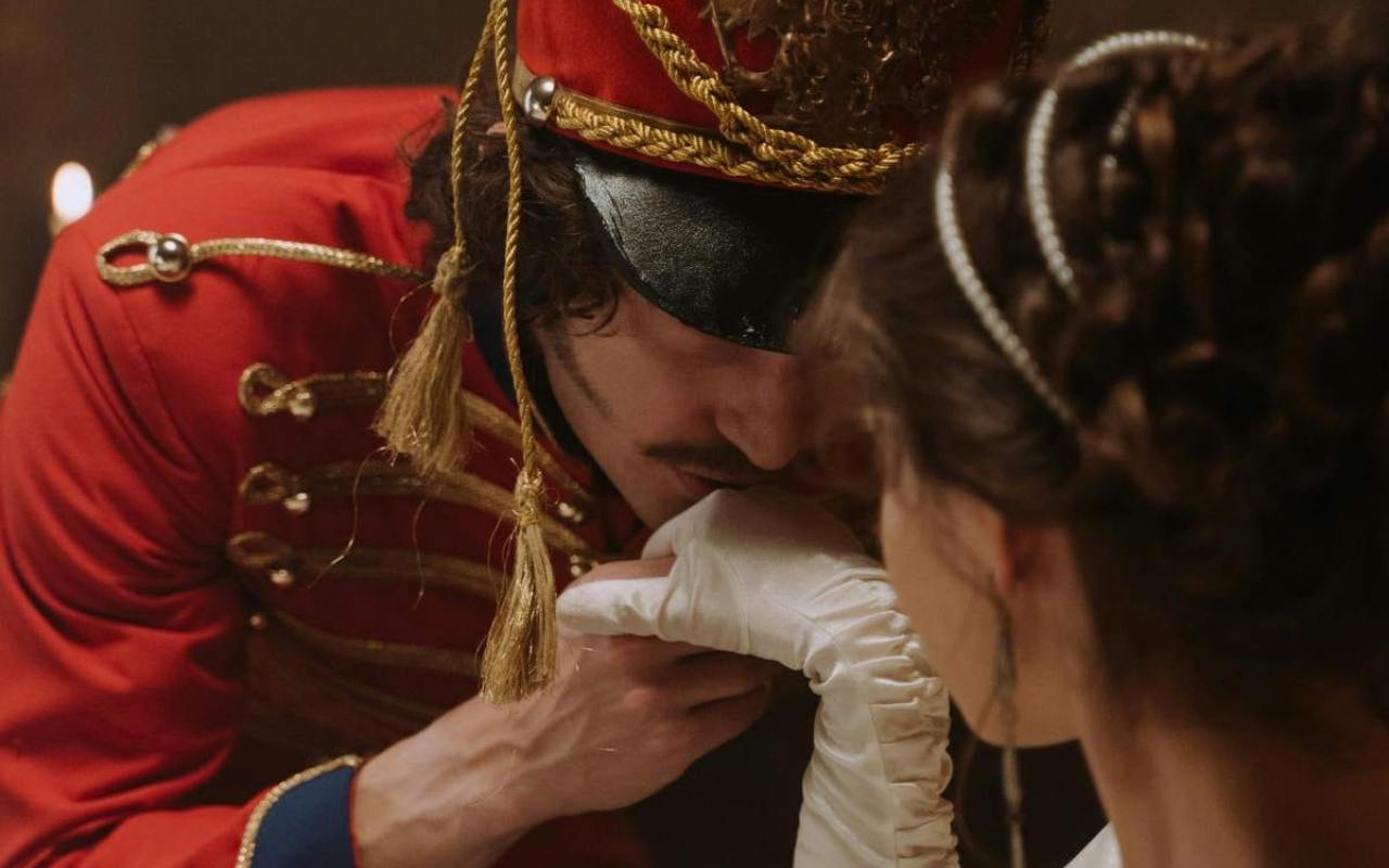 baciamano in costume richiamo a bridgerton