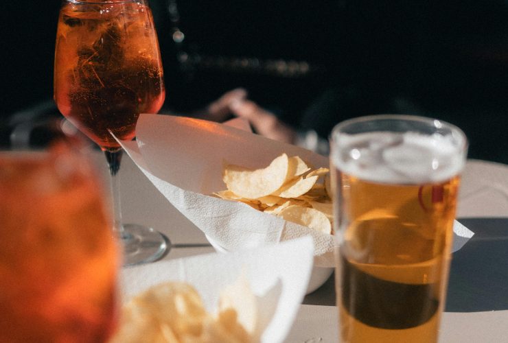 Aperitivo tra amici - LeBisbetiche.com - (Credits: Pexels)