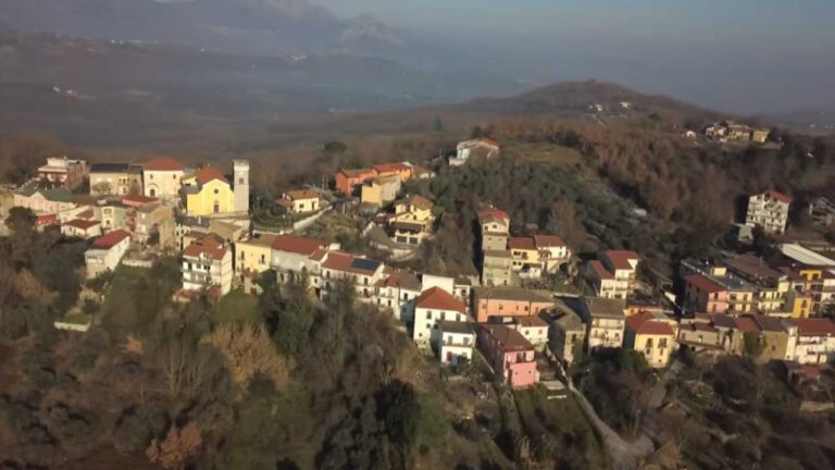 Apollosa dall'alto - LeBisbetiche.com - (Credits Screenshot YouTube @Drone Series Apollosa (BN) - Raffaele Pilla)