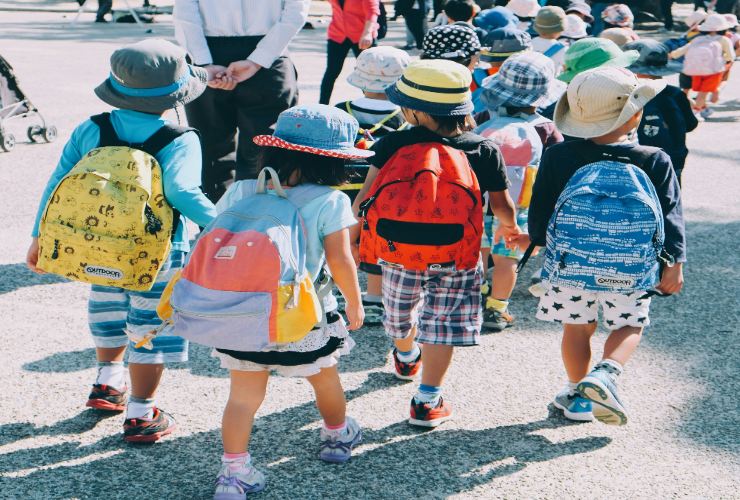 Bambini all'uscita di scuola - LeBisbetiche.com