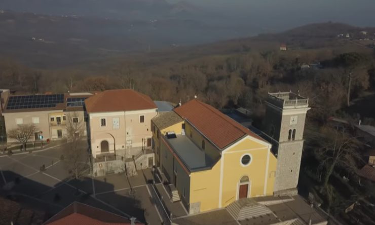 Chiesa di Apollosa dall'alto - LeBisbetiche.com - (Credits Screenshot YouTube @Drone Series Apollosa (BN) - Raffaele Pilla)