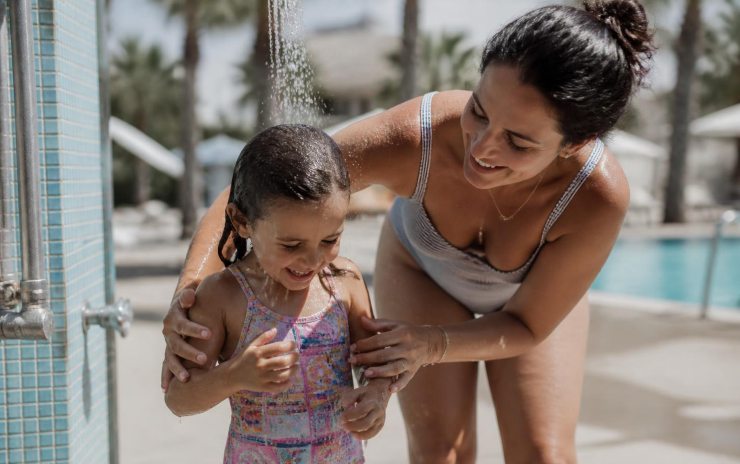 Doccia in piscina - LeBisbetiche.com