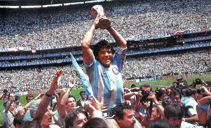 Maradona con la Coppa del Mondo - LeBisbetiche.com