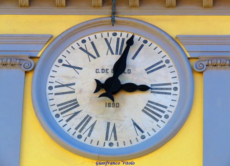 Orologio Sant'Arpino - LeBisbetiche.com - (Credits Gianfranco Vitolo Flickr)