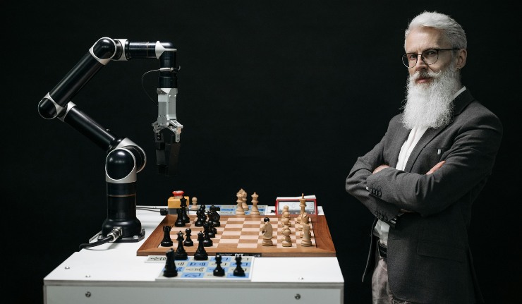 Uomo e robot giocano a scacchi - LeBisbetiche.com