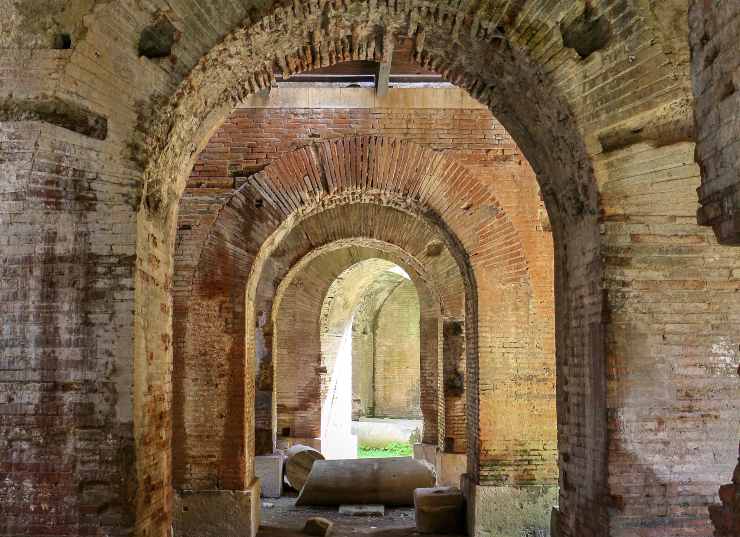Sotterranei Anfiteatro - LeBisbetiche.com - (Credits Wikimedia Commons)