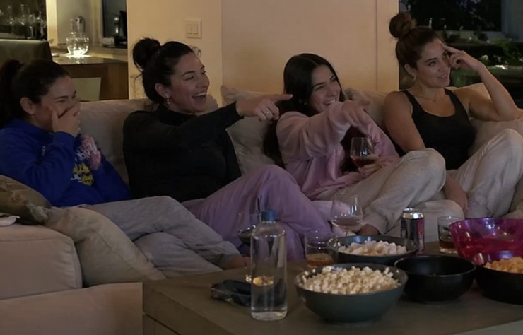 amiche davanti a un reality - lebisbetiche.com