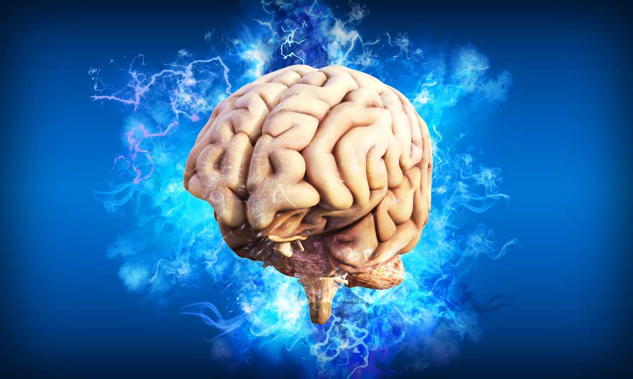 Modello 3D di un cervello umano circondato da scariche di energia e fumo blu, concetto di neuroscienze e connessioni neuronali