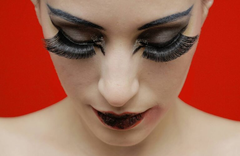 occhi con ciglia lunghissime per articolo scadenza mascara