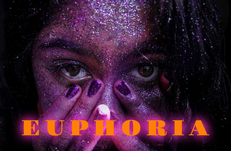 ragazza con mani sul volto spiegazione finale euphoria