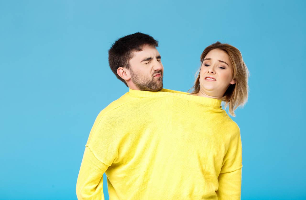 coppia nello stesso maglione giallo
