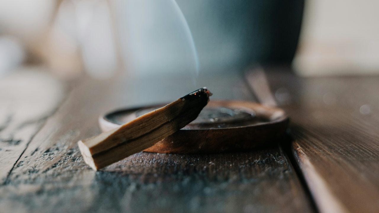 palo santo che brucia su un tavolo per energia positiva in casa