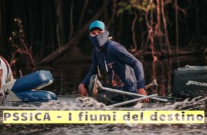 uomo con passamontagna su barca nel fiume per pssica serie netflix
