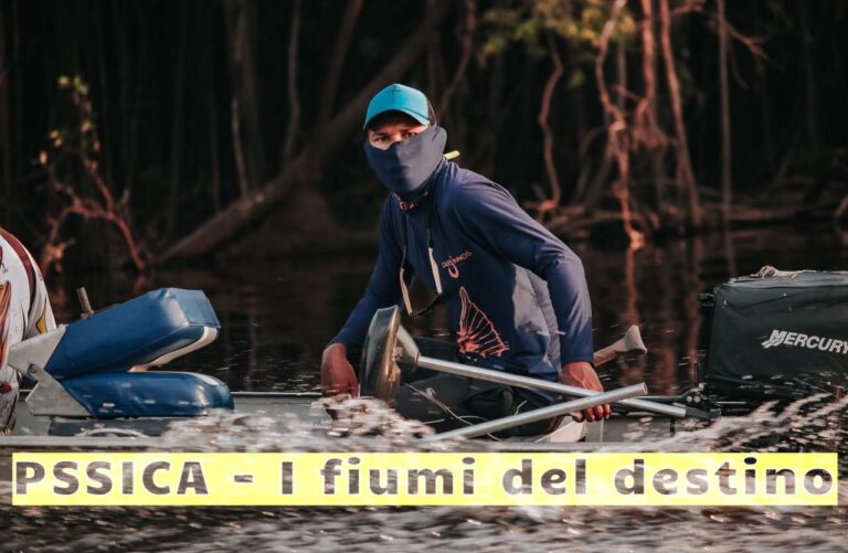 uomo con passamontagna su barca nel fiume per pssica serie netflix