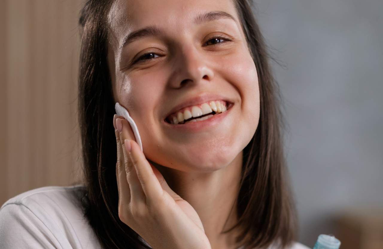 ragazza che si strucca