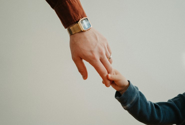 Figlio stringe la mano al padre - LeBisbetiche.com