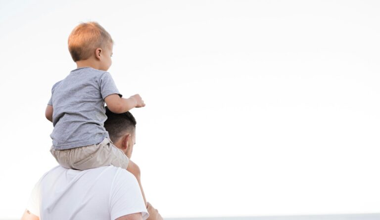 Padre porta figlio sulle spalle, Paternità - LeBisbetiche.com