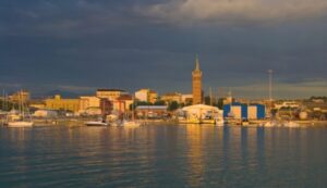 Panorama del porto di Civitanova Marche - LeBisbetiche.com - (Credits Wikimedia Commons)