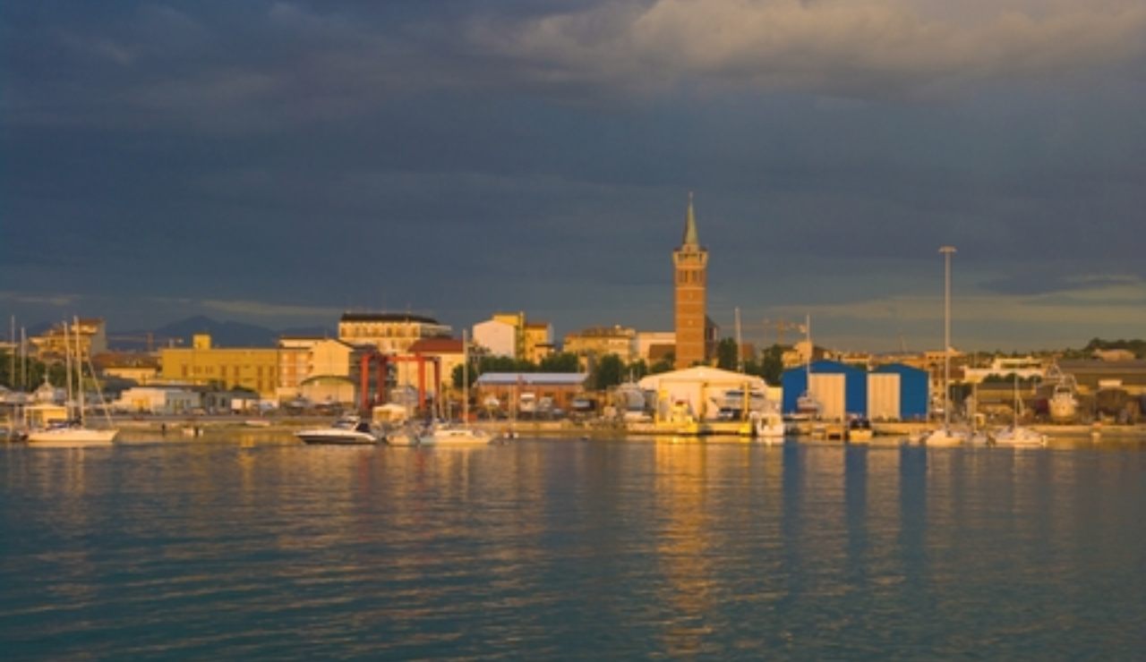 Panorama del porto di Civitanova Marche - LeBisbetiche.com - (Credits Wikimedia Commons)