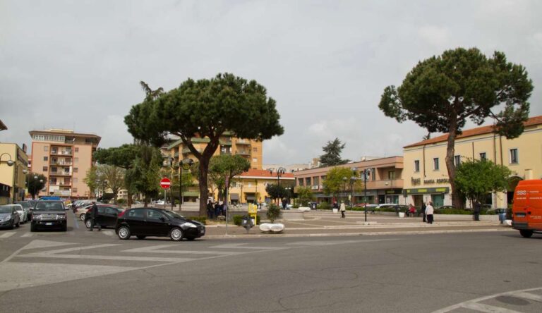 Piazza Roma, Aprilia - LeBisbetiche.com (Credits Wikimedia Commons)