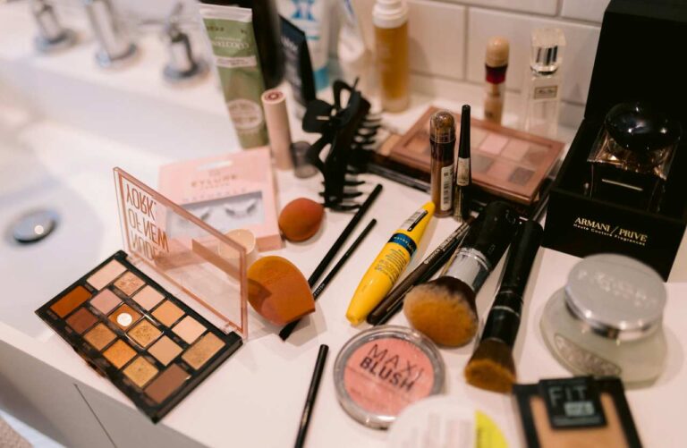 disordine sul lavandino prima di un decluttering bagno