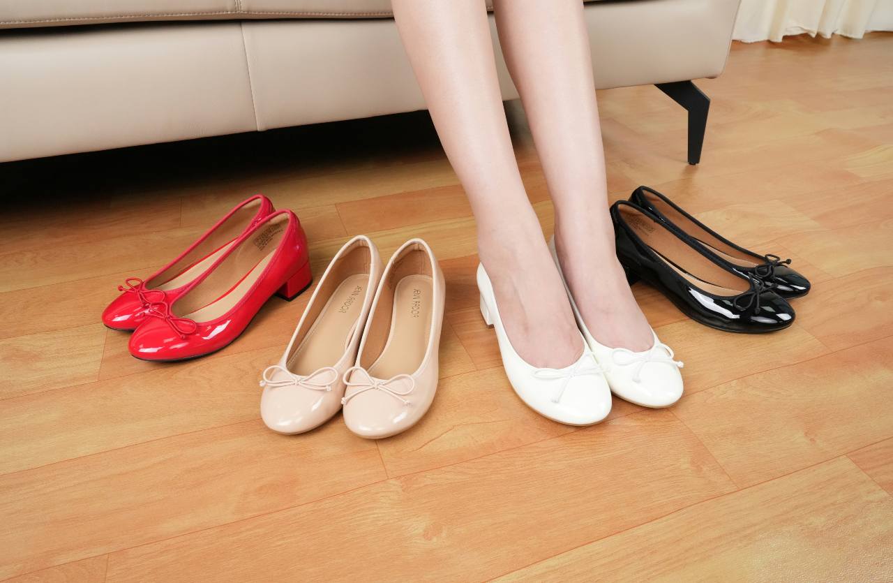 donna che prova diversi modelli di ballerine