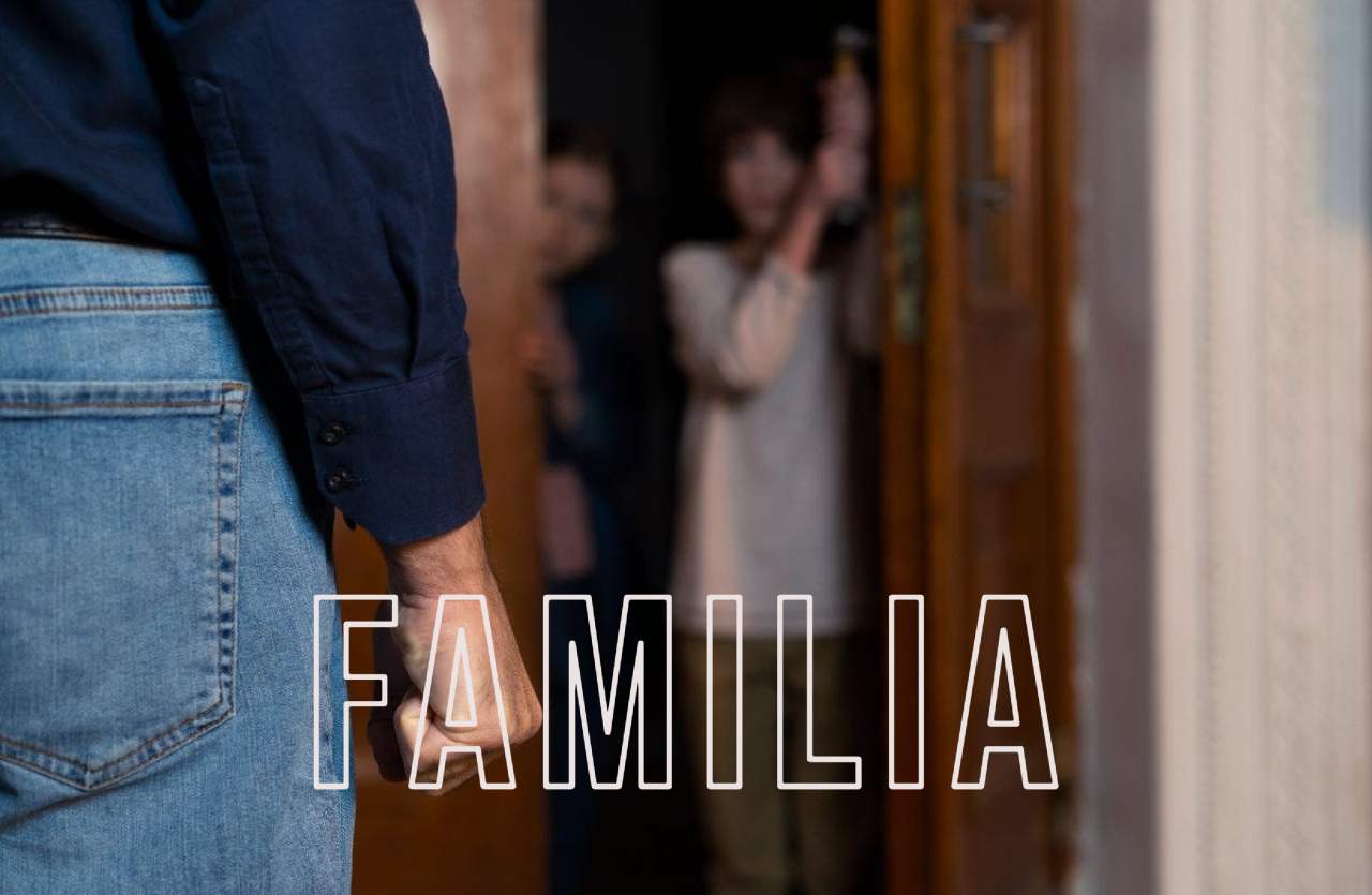 Uomo di spalle sulla porta e bambini spaventati sullo sfondo con la scritta del film per l'articolo Familia recensione