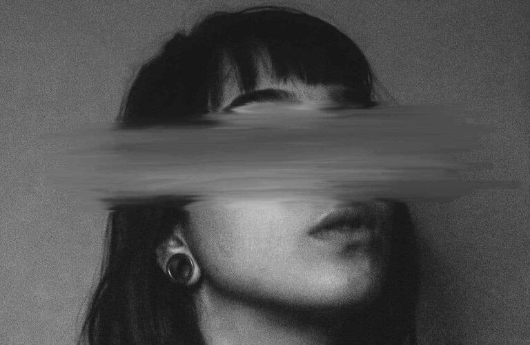 Primo piano in bianco e nero di una ragazza con gli occhi coperti da una pennellata scura per l'articolo sul film Mia, la spiegazione del finale e il revenge porn