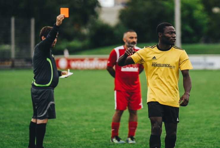 Arbitro espelle giocatore - LeBisbetiche.com