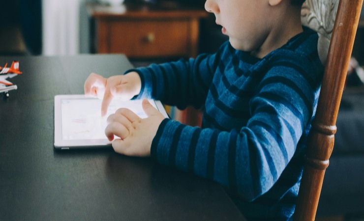 Bambino col tablet, bambini - LeBisbetiche.com