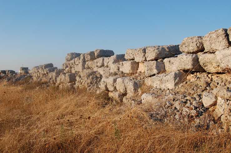 Manduria, Mura Messapiche - LeBisbetiche.com (Credits Wikimedia Commons)