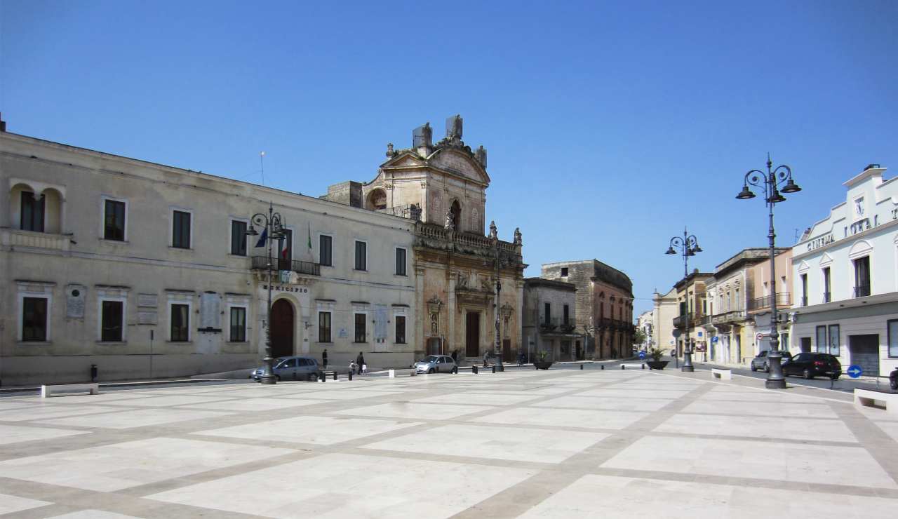 Manduria, Piazza Garibaldi - LeBisbetiche.com (Credits Wikimedia Commons)