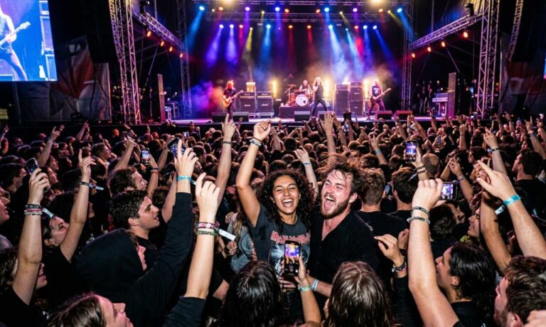 Folla di fan che salta e balla sotto il palco durante uno dei concerti di agosto 2026