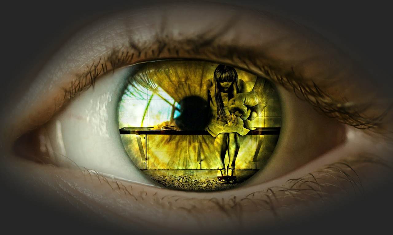 Primo piano di un occhio umano che riflette una donna minacciata da un pugno, immagine concettuale ispirata ai temi della serie tv non stare a guardare sulla violenza domestica