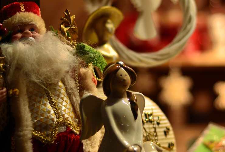 Babbo Natale e angelo natalizio - LeBisbetiche.com (Credits Pexels)