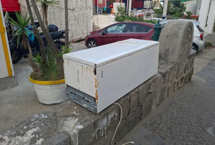 Frigorifero lasciato in strada - LeBisbetiche.com