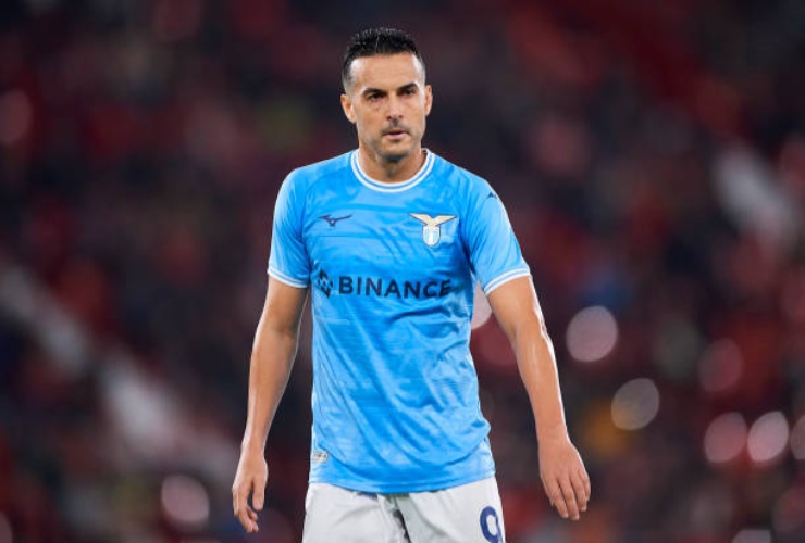 Pedro con la maglia della Lazio - LeBisbetiche.com